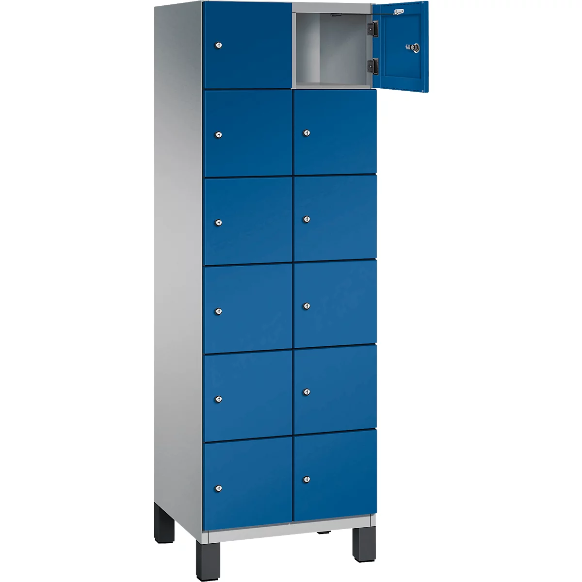 Schrank mit blauen Türen, eine Tür geöffnet. Hellgraues Gehäuse, auf schwarzen Füßen.