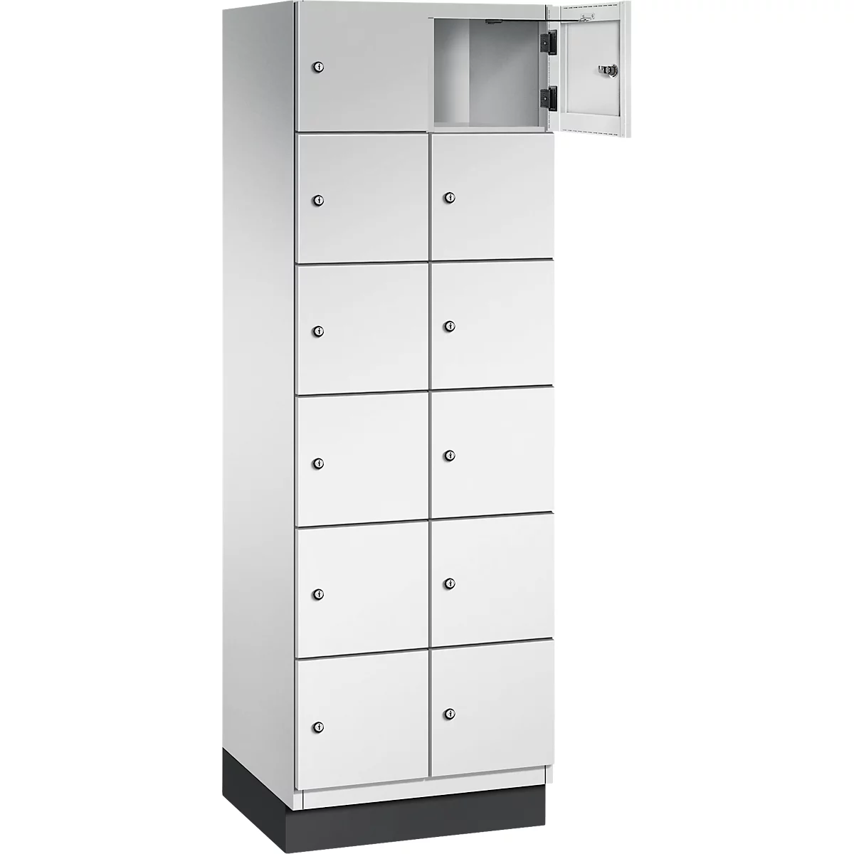 Weißer Spind mit 10 Fächern, eine Tür ist geöffnet. Jede Tür hat einen kleinen Metallknopf. Schwarzer Sockel.