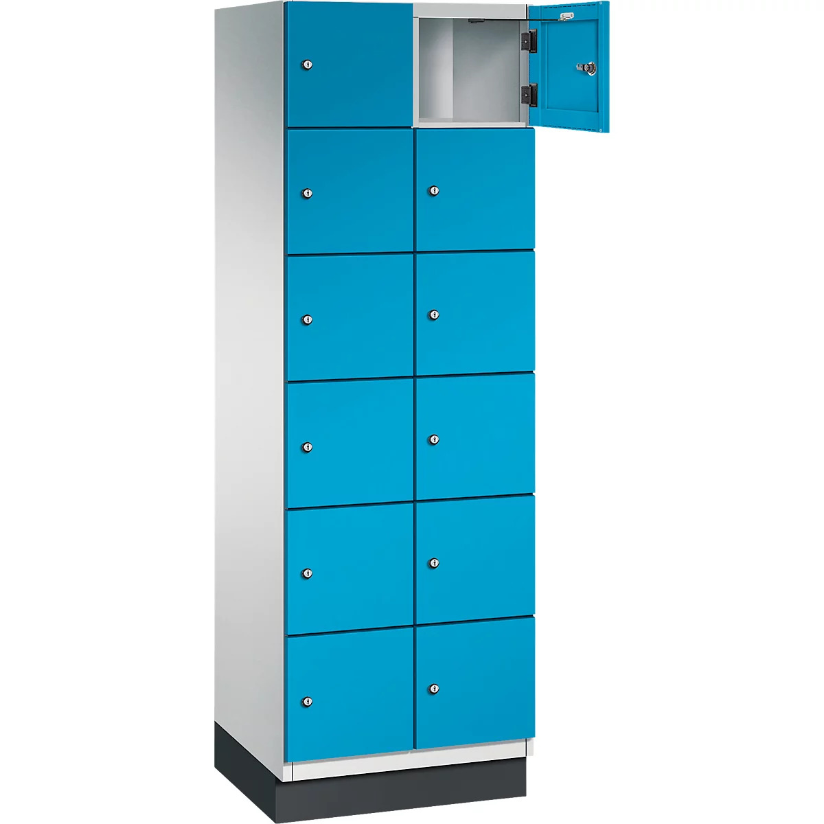 Blauer Spind mit einer geöffneten Tür. Die Schranktüren sind quadratisch, die Griffe silber.