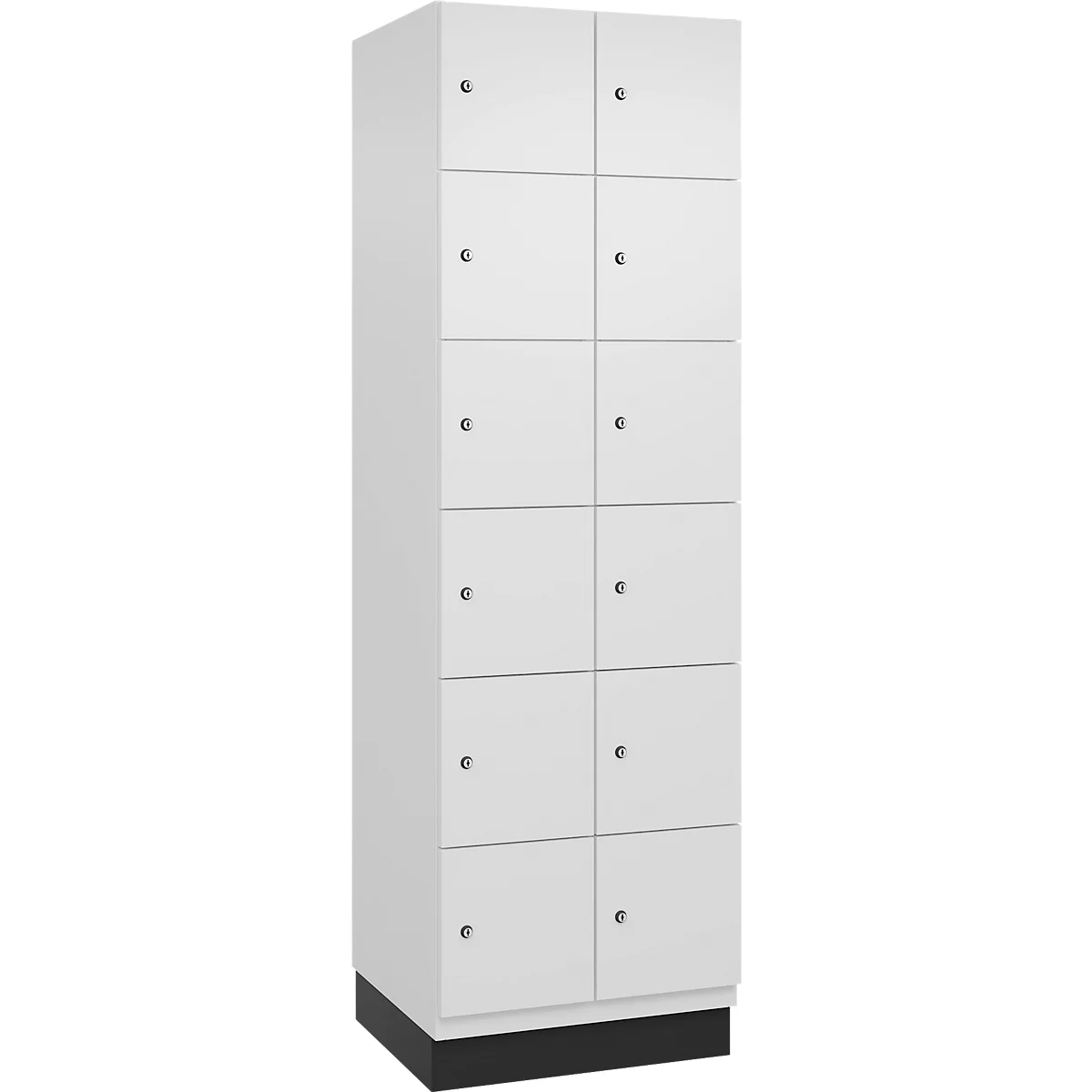 Ein weißer Schrank mit mehreren Fächern und silberfarbenen Griffen. Auf schwarzem Sockel stehend.