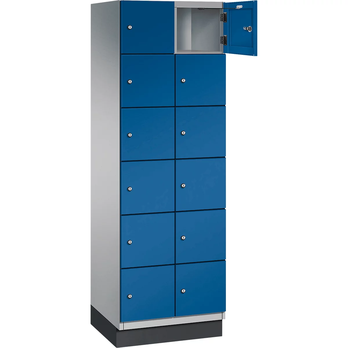 Ein blauer Schrank mit mehreren Fächern. Ein Fach ist geöffnet.