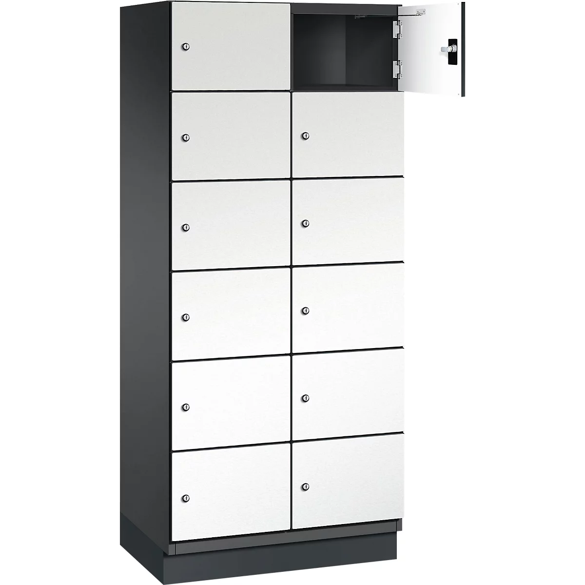 Schrank mit weißen Türen, eine davon geöffnet.