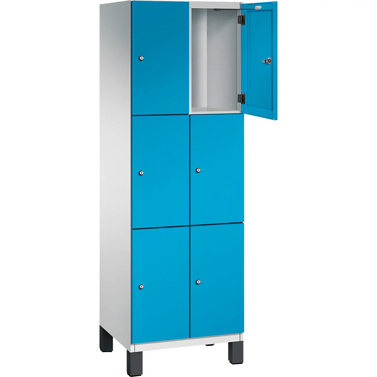 Schrank mit sechs Fächern. Die Türen sind blau, eine Tür ist geöffnet. Der Schrank steht auf schwarzen Füssen.