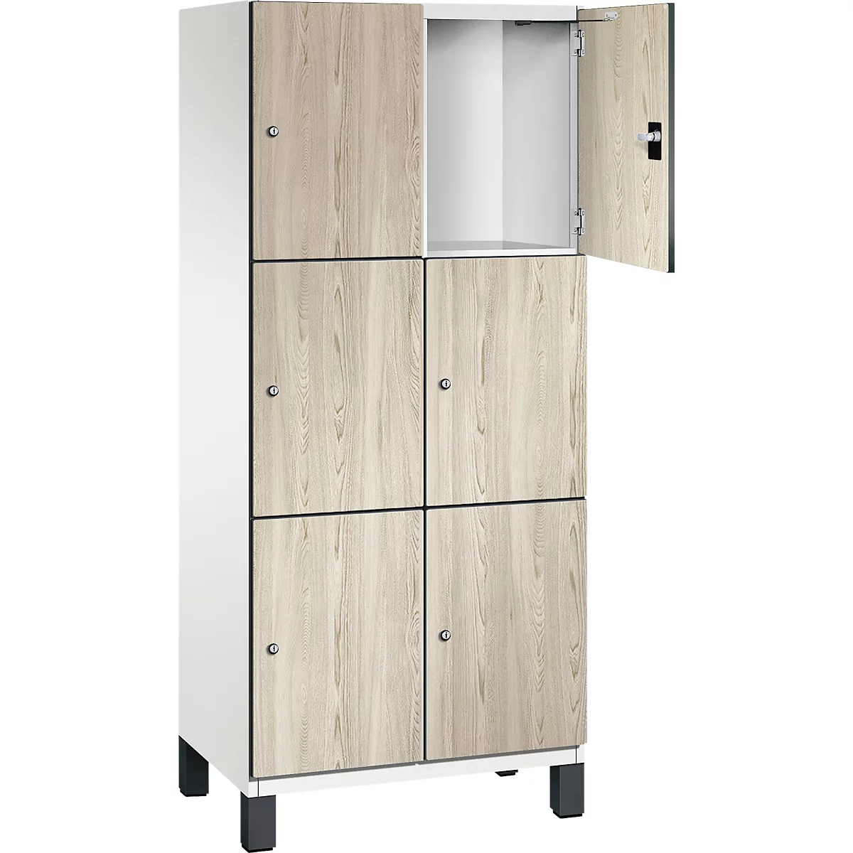 Sechs-Türen-Spind mit Holzoptik. Eine Tür geöffnet, Innenraum weiß. Auf schwarzen Füßen.