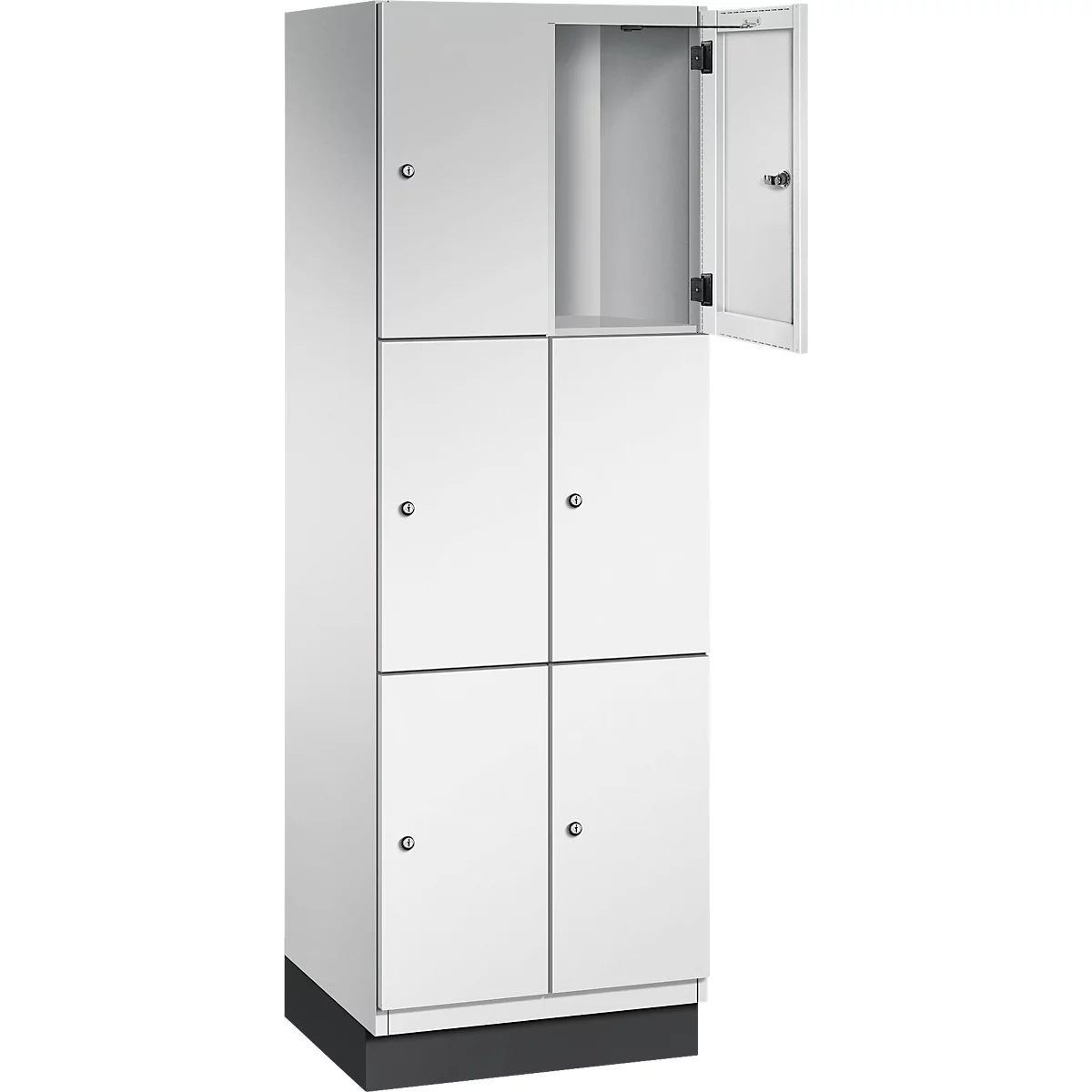 Weisser Schrank mit sechs Türen, eine ist geöffnet. Schwarzer Sockel.