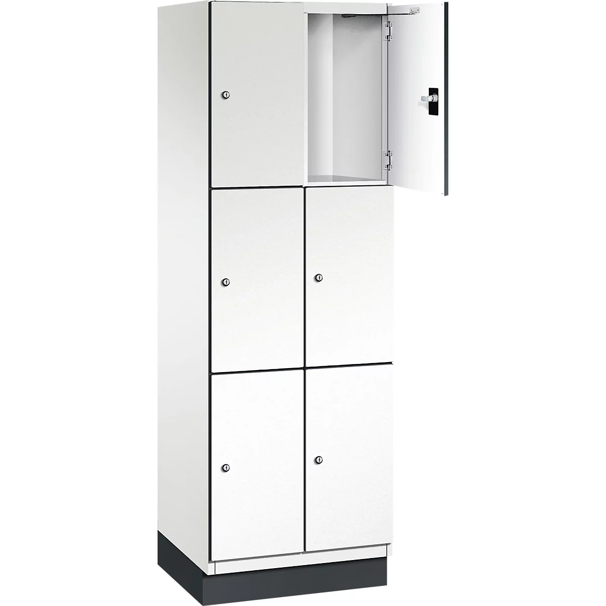 Weisser Schrank mit sechs Türen, eine davon geöffnet. Die Türen sind mit kleinen Knöpfen und einem Schlüsselloch versehen.