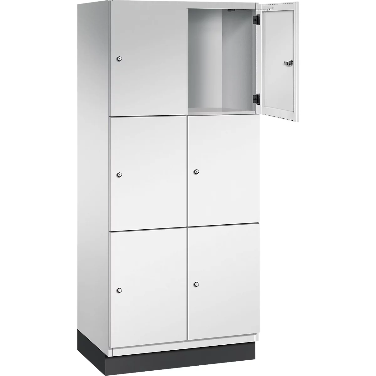 Weißer Spind mit sechs Fächern, ein Fach geöffnet. Grauer Sockel, alle Türen mit silbernen Knöpfen.