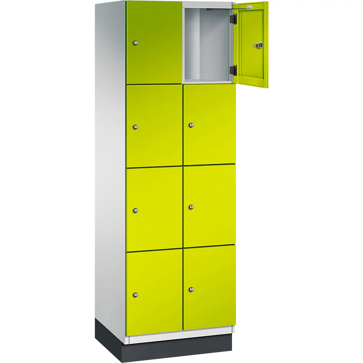 Ein Spind mit gelben Türen, eine Tür geöffnet. Der Spind ist weiß und steht auf einem Sockel.
