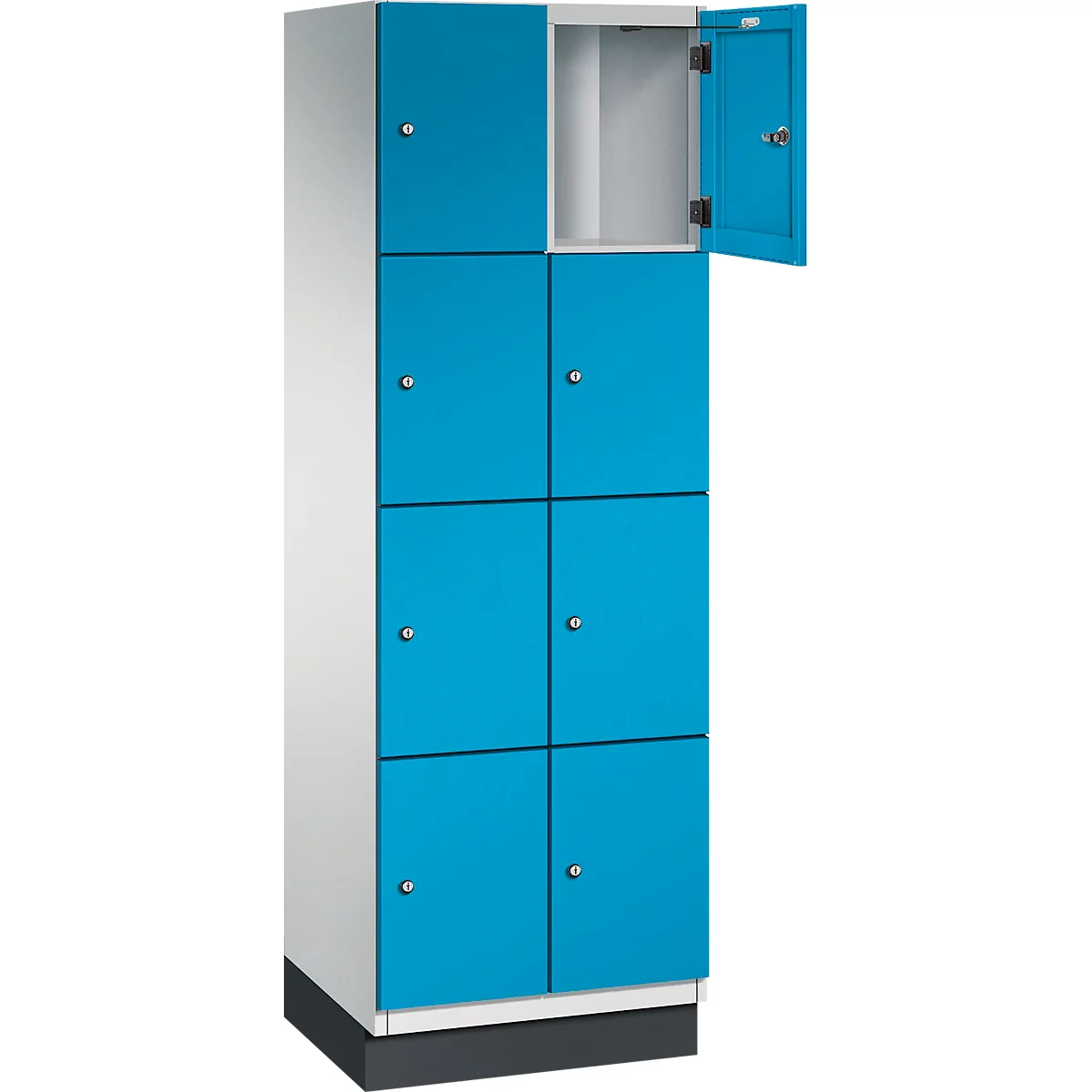 Acht blaue Schranktüren in einem Spind, eine davon offen. Silberne Knöpfe, weißer Korpus, schwarzer Sockel.