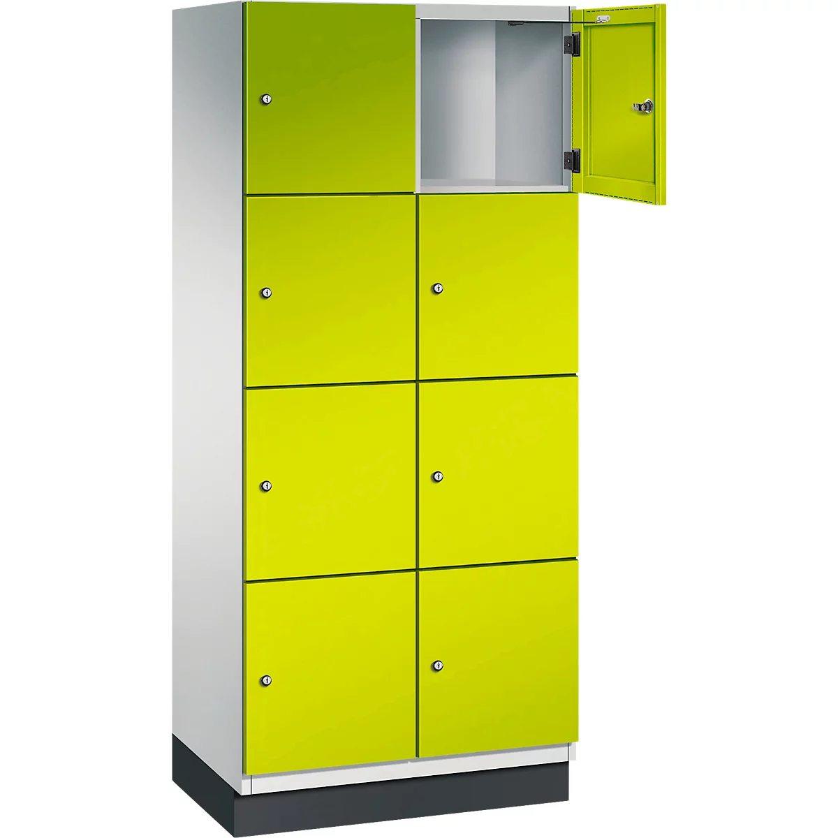 Gelb-grüner Spind mit geöffneter Tür, vor weißem Hintergrund.