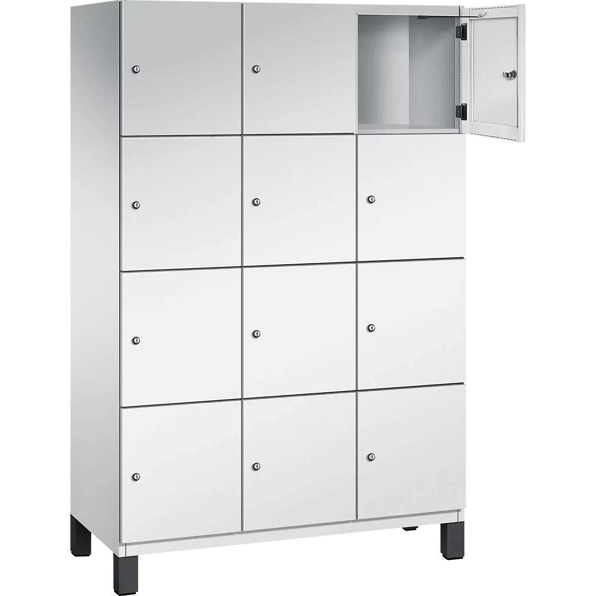 Weißer Spind mit 12 Fächern, eins geöffnet.