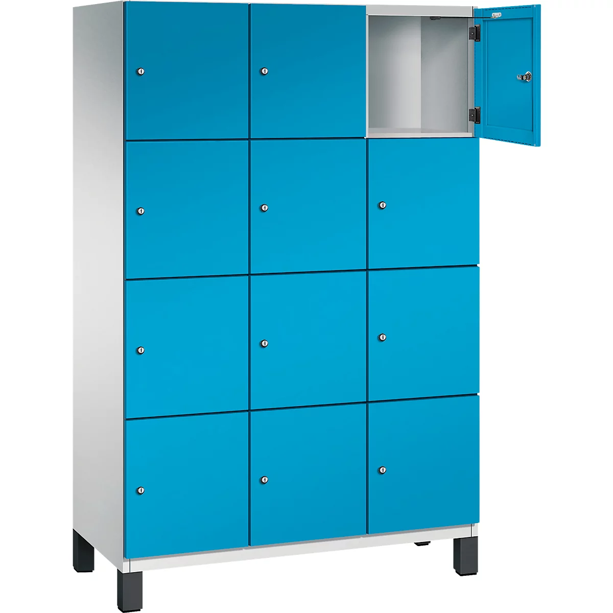 Blauer Spind mit offenen und geschlossenen Türen. Das Schrankinnere ist weiß.