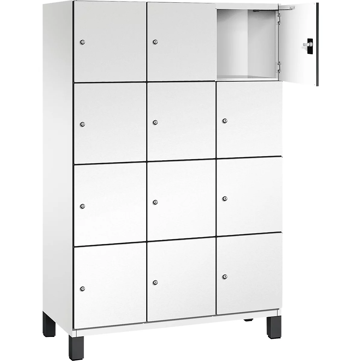 Weißer Spind mit mehreren Fächern. Eine Tür ist geöffnet.