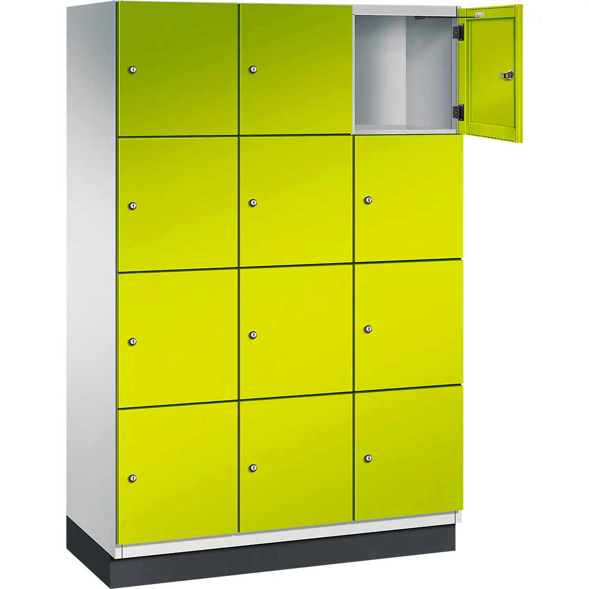 Ein Schrank mit 12 gelbgrünen Türen; eine Tür ist geöffnet. Der Schrank hat einen weißen Rahmen und einen schwarzen Sockel.