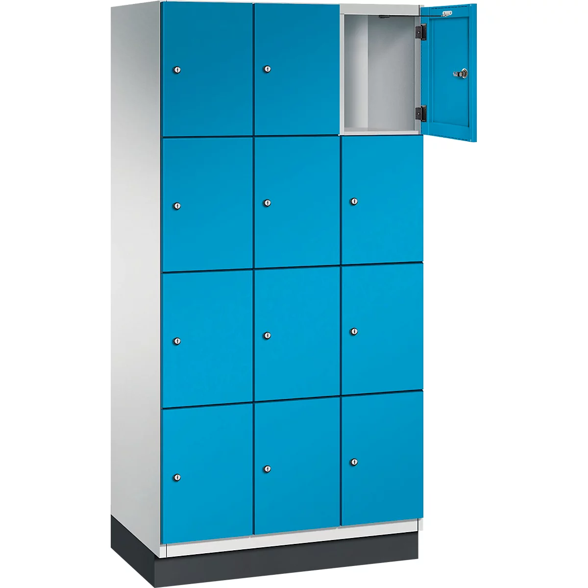 Schrank mit blauen Türen, eine Tür ist geöffnet.