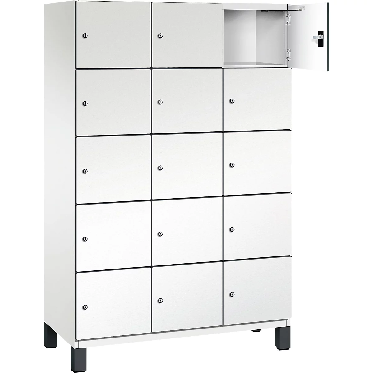 Weißer Spind mit 15 Türen, eine Tür ist geöffnet.