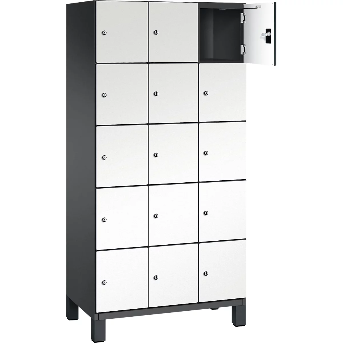 Ein weiß-grauer Spind mit 12 Türen, eine ist geöffnet. Schwarzer Rahmen und Füße.