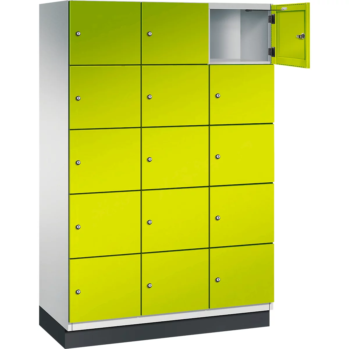 Schrank mit 15 gelben Türen; eine Tür geöffnet, Metallgriffe. Schwarzer Sockel, weisse Seitenteile.