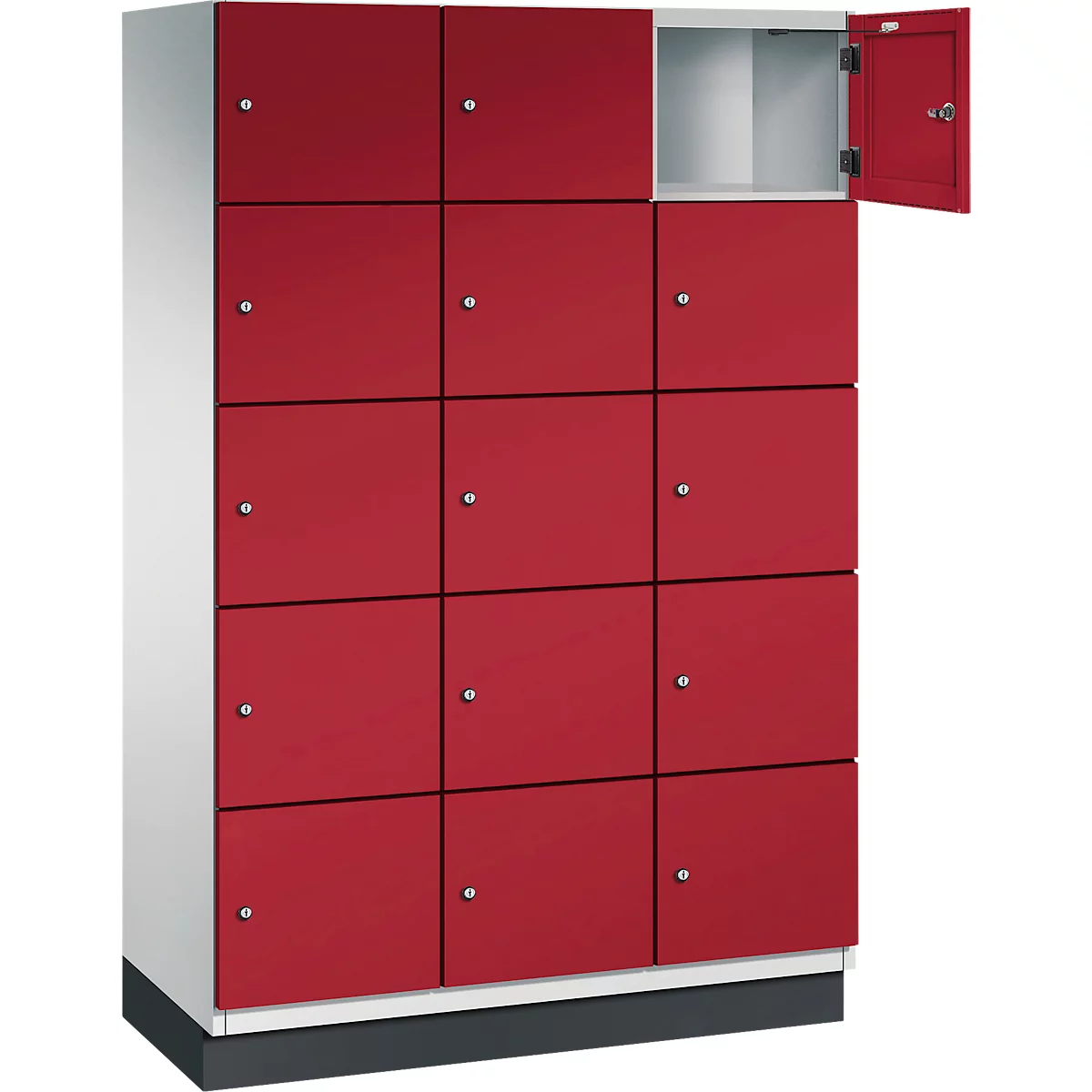 Roter Spind mit offenen Fach, Tür mit silbernem Knauf. Weißer Korpus und dunkler Sockel.