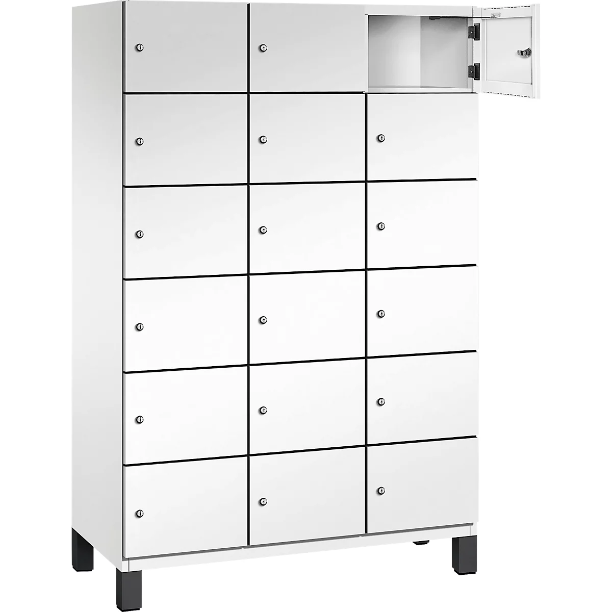 Weißer Spind mit 15 Türen, eine ist geöffnet.
