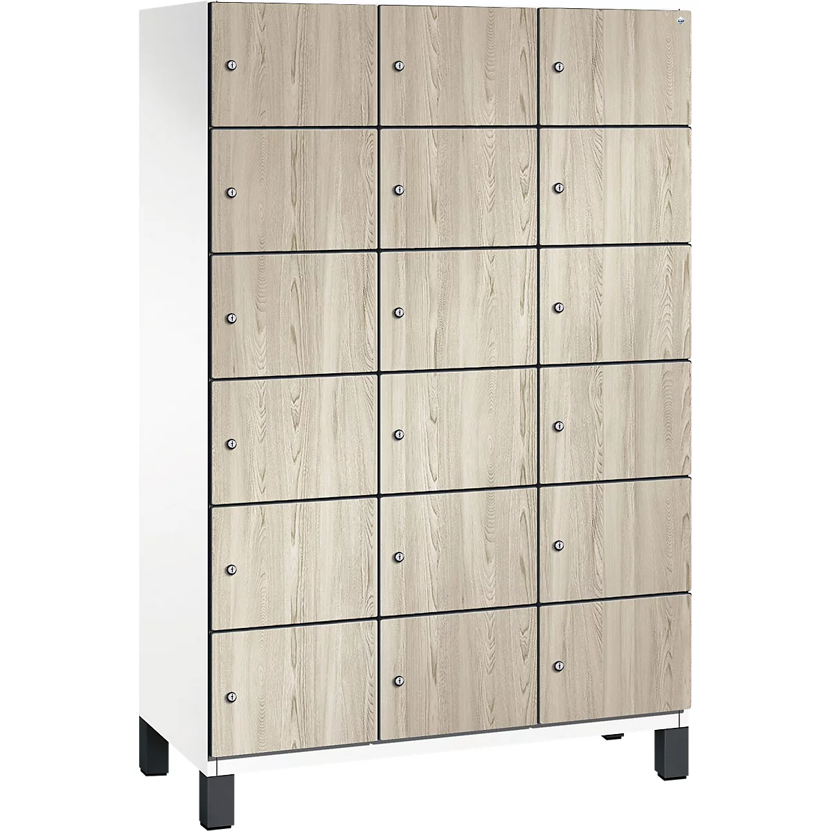 Schrank mit Holzoptik, 15 Fächer, Metallgriffe. Steht auf schwarzen Füßen, weißer Rahmen.