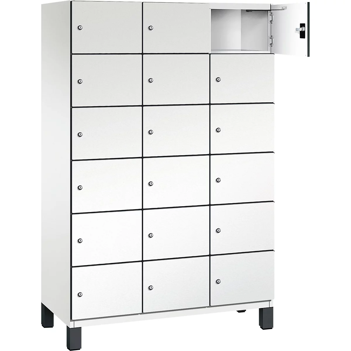 Weißer Schrank mit mehreren Fächern. Eine Tür ist geöffnet, daneben ist ein Metallgriff.