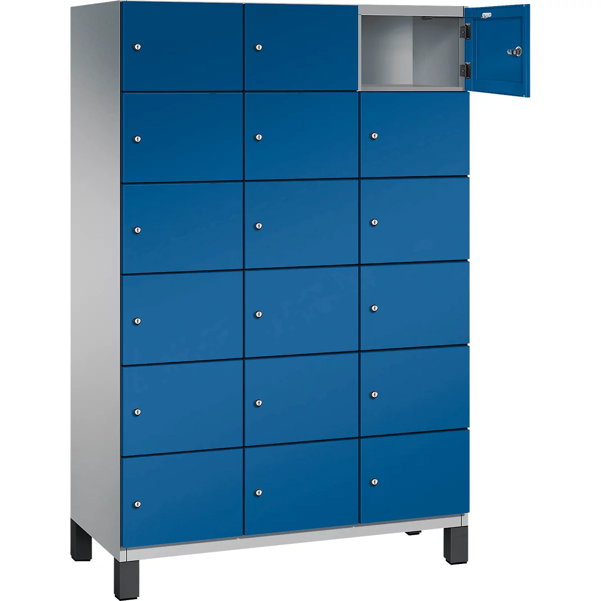 Blauer Spind mit geöffneter Tür. 15 Fächer mit Türgriffen und silberfarbenem Rahmen.