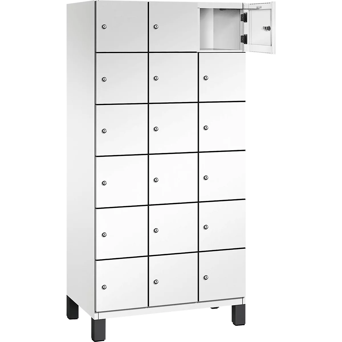 Weißer Spind mit 15 Fächern, ein Fach geöffnet.