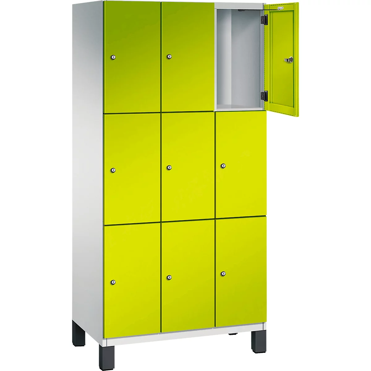 Schrank mit mehreren Fächern, hellgrüne Türen, eine Tür geöffnet.