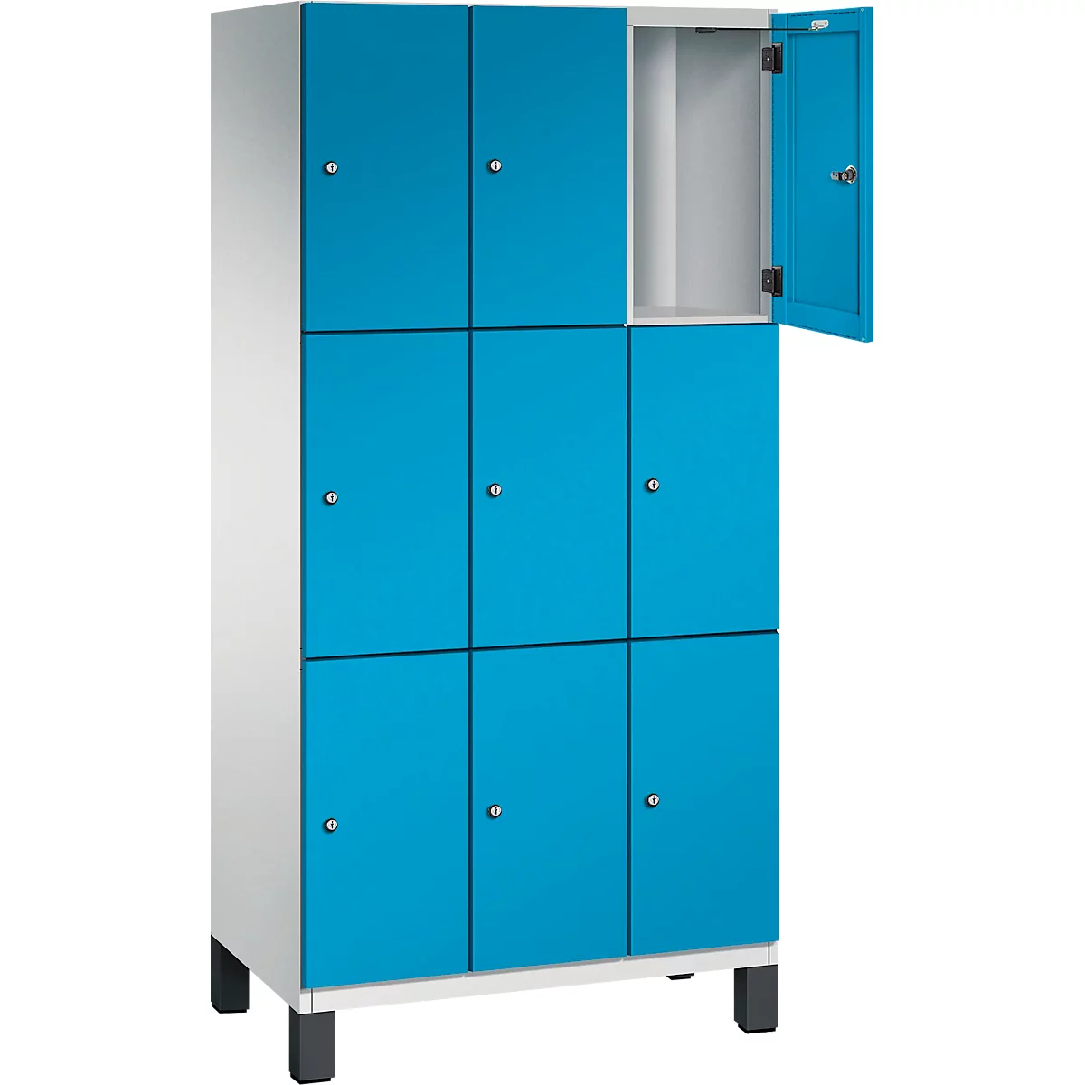 Schrankwand mit blauen Türen, eine Tür geöffnet. Der Schrank steht auf schwarzen Füßen.