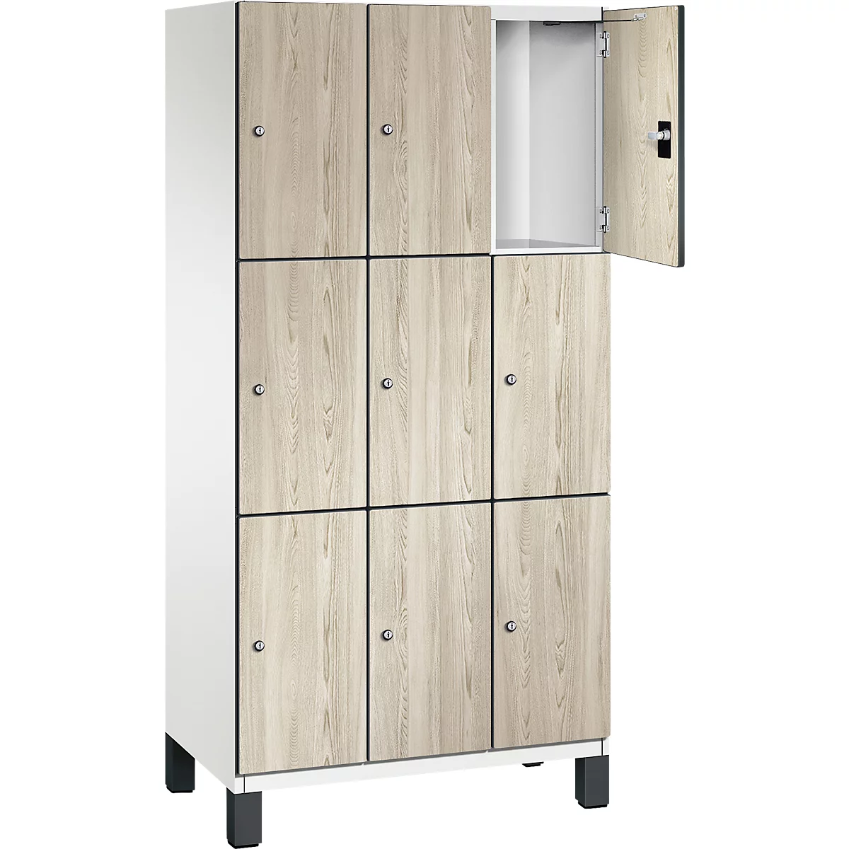 Ein Schrank mit 9 Fächern, eines davon geöffnet. Holzoptik, auf weißen Beinen.