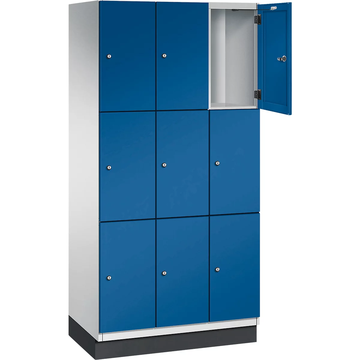 Blauer Spind mit neun Fächern, eines offen.