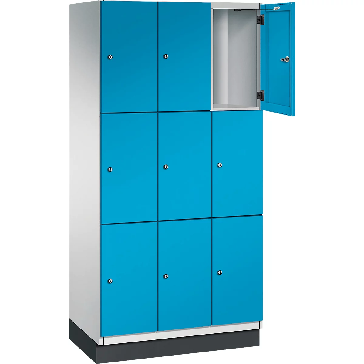 Schrank mit neun hellblauen Türen, eine davon geöffnet.
