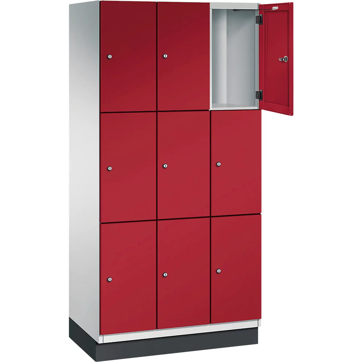 Roter Spind mit geöffneter Tür. Acht weitere Türen, silberne Griffe.
