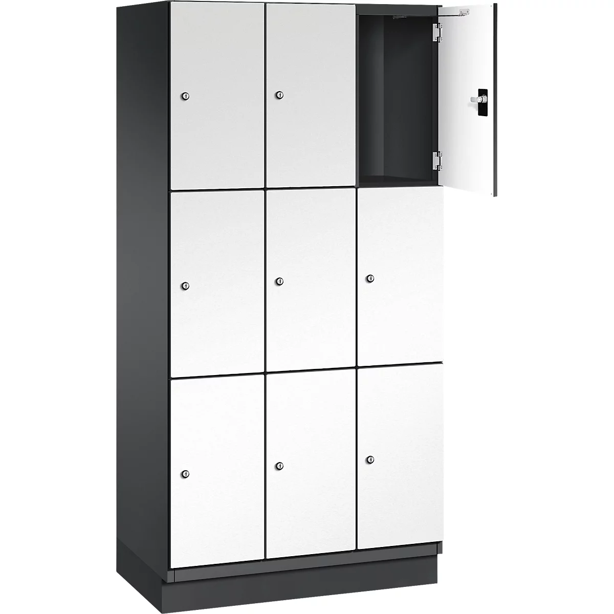 Schrank mit weißen Türen, eine davon offen. Graues Gehäuse. Metallgriffe. Schwarze Fugen.