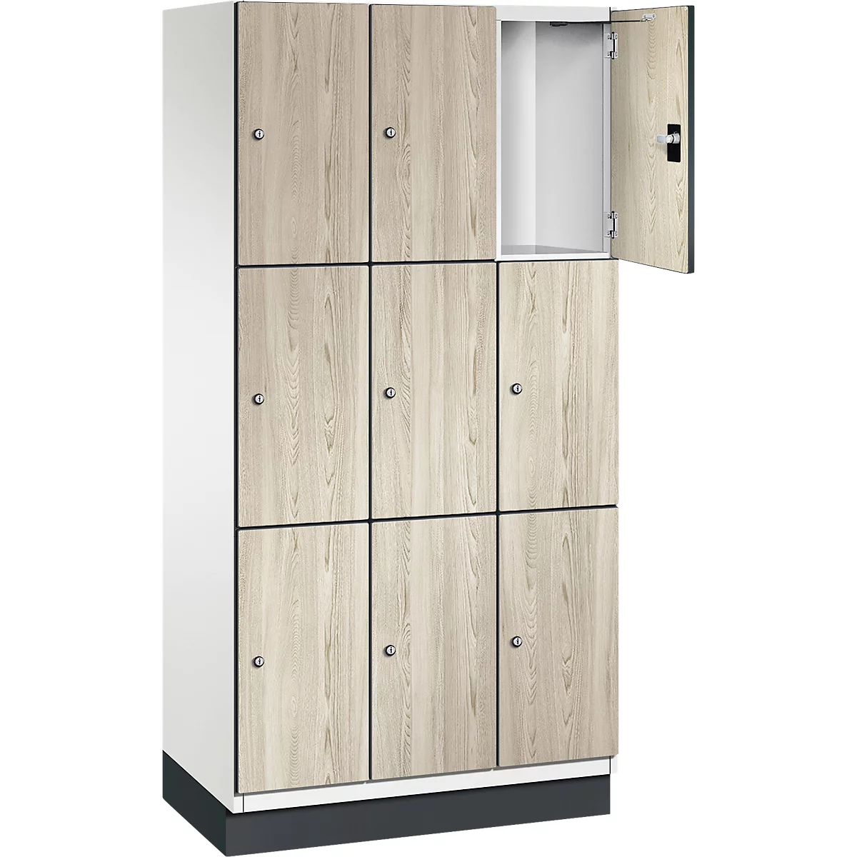 Mehrteiliger Spind, eine Tür geöffnet. Helle Holzoptik, dunkle Türrahmen und Sockel, ein weißer Korpus.