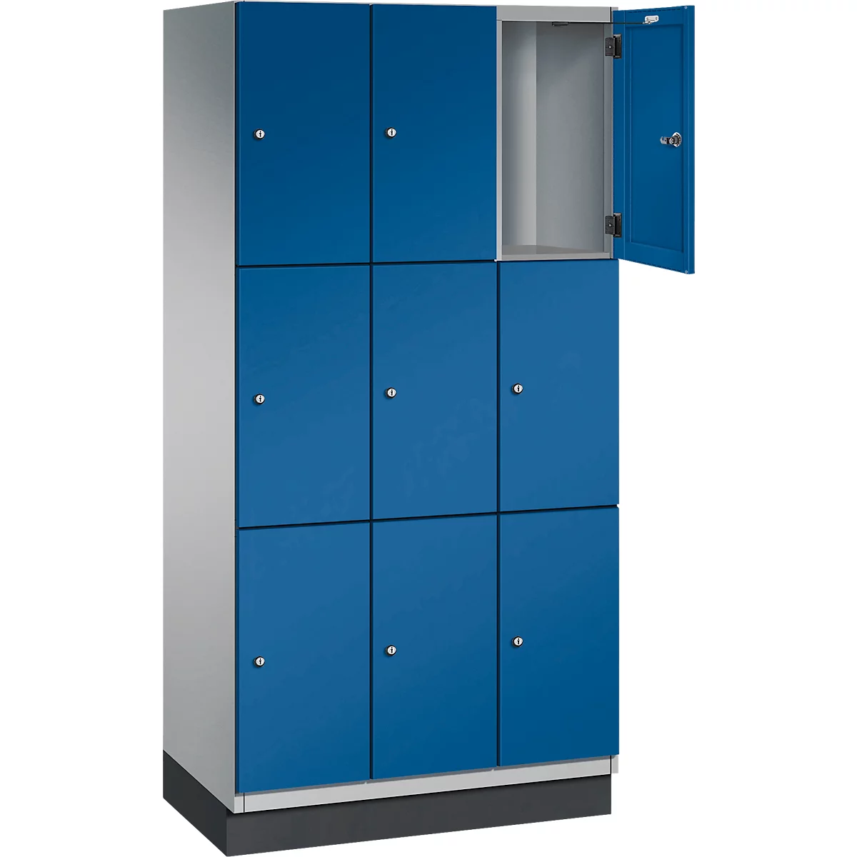 Blauer Spind mit neun Fächern, eine Tür geöffnet.