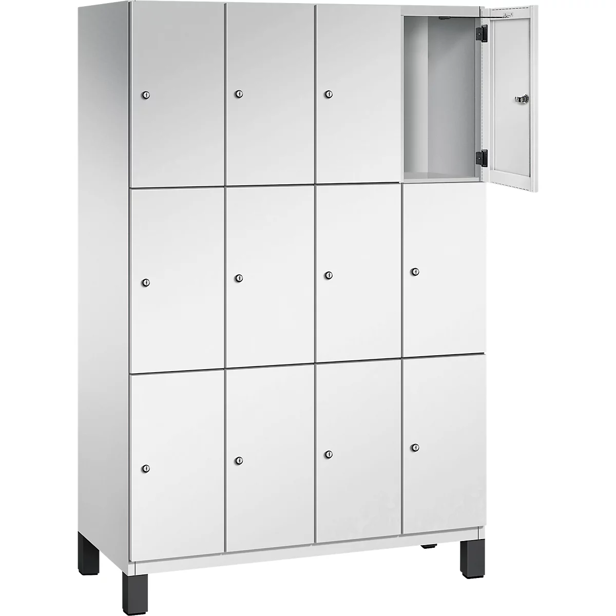 Weißer Spind mit 12 Türen, eine Tür ist geöffnet.