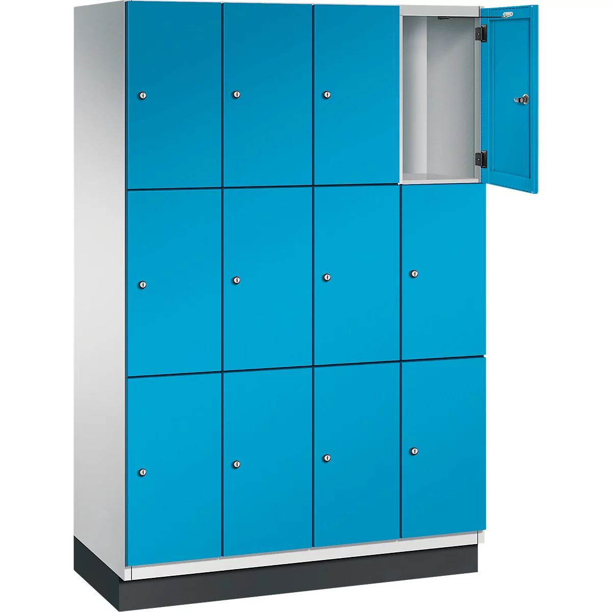 Schrank mit 12 blauen Türen, eine Tür geöffnet. Der Schrank steht auf einem dunklen Sockel.