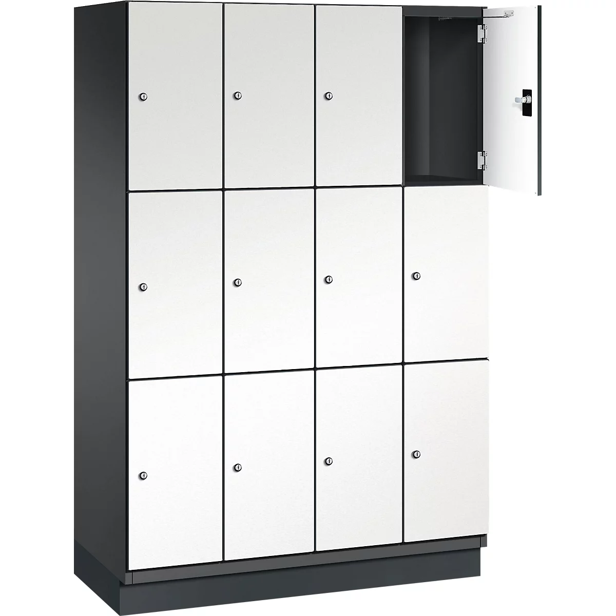 Schrank mit weißen Türen, eine Tür ist geöffnet.