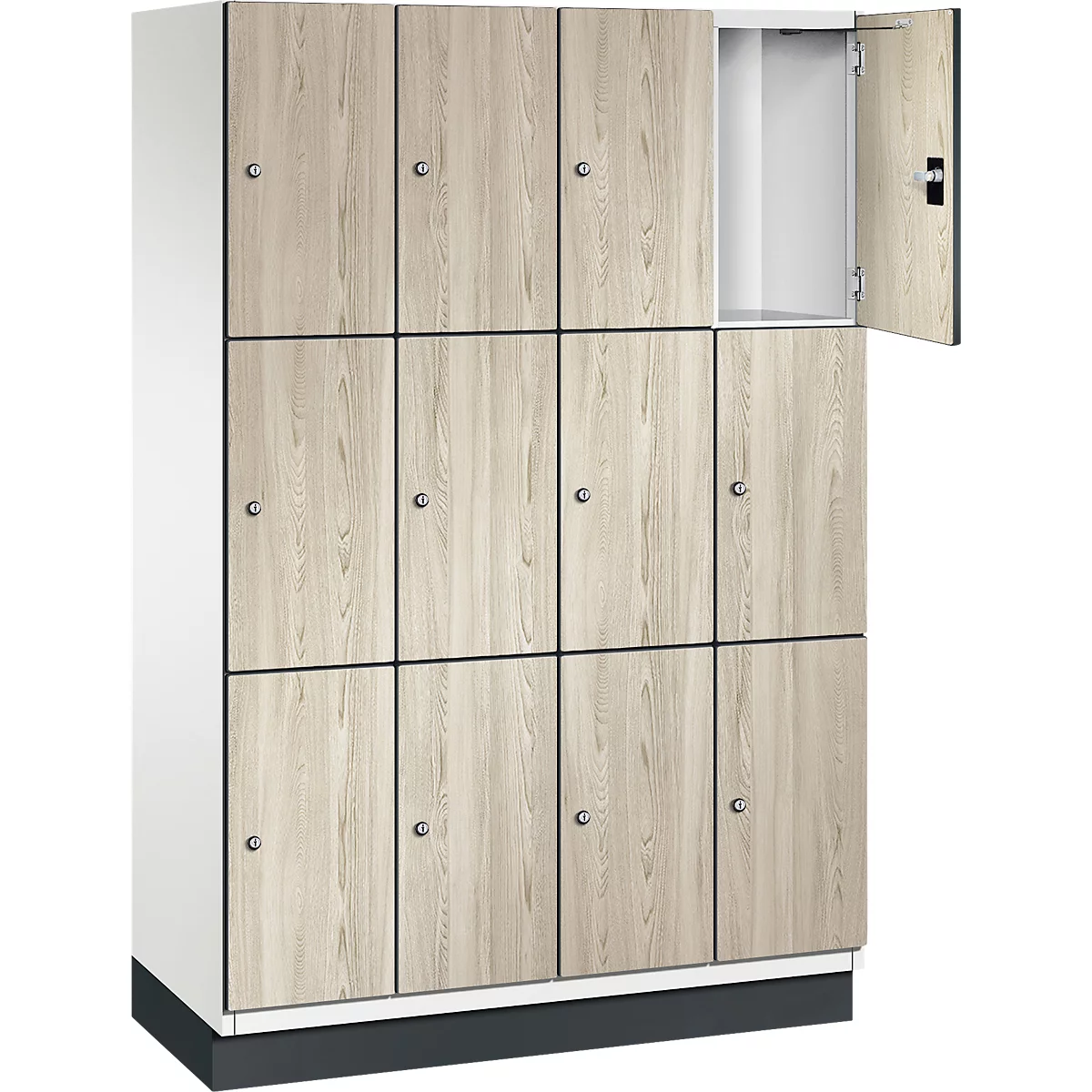 Ein Spindschrank mit 12 Fächern. Eine Tür ist geöffnet. Die Türen sind holzfarben, der Rest weiß und grau.