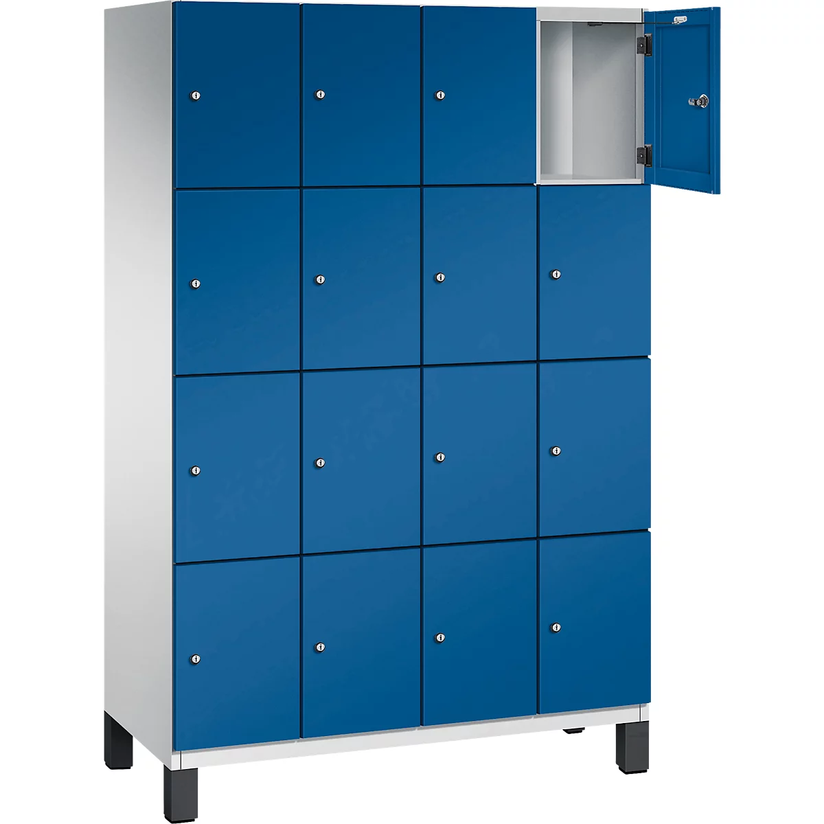 Blauer Schrank mit 16 Fächern, eins geöffnet. Der Schrank steht auf schwarzen Füßen.