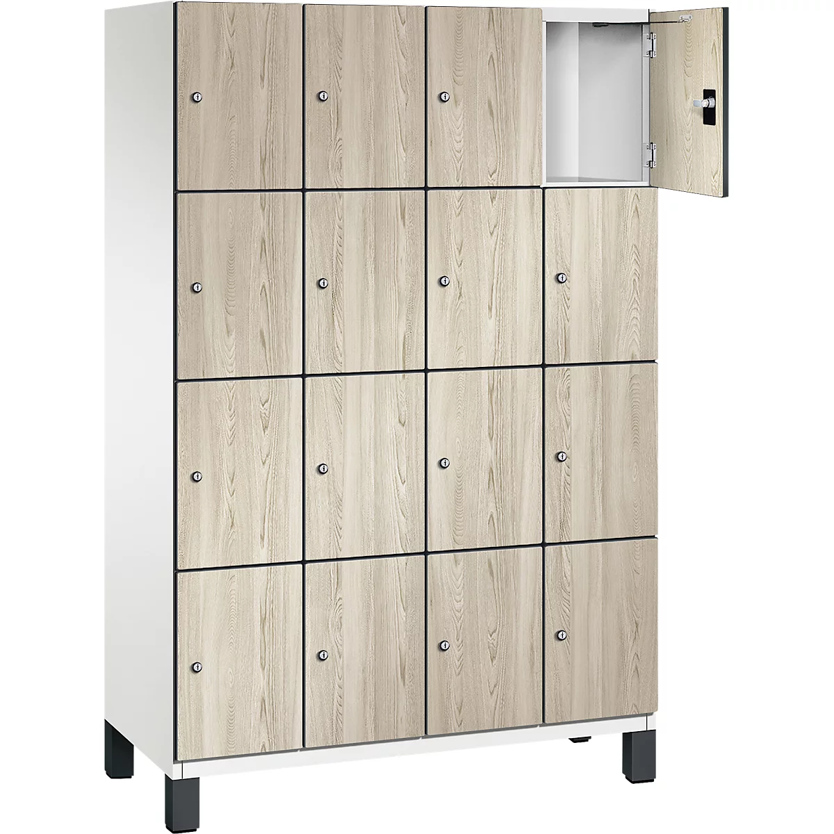 Schrank mit 16 Fächern mit Holzoptik, ein Fach geöffnet. Die Fächer sind mit kleinen Knöpfen und dunklen Rahmen versehen.