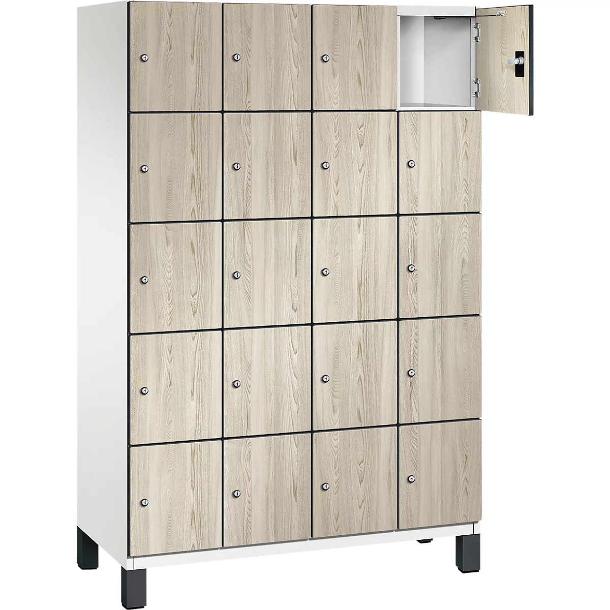 Schrank mit Holztüren, eine davon geöffnet. Schwarze Rahmen um die Türen, silberne Knäufe. Weißer Korpus.