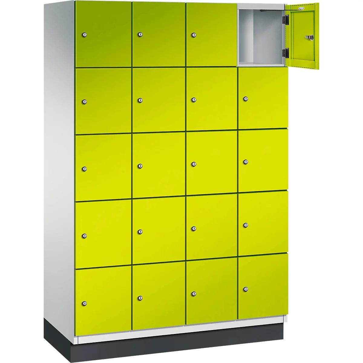 Schrank mit 16 gelbgrünen Fächern, ein Fach ist offen. Schwarze Linien trennen die Türen, silberne Knöpfe sind sichtbar.