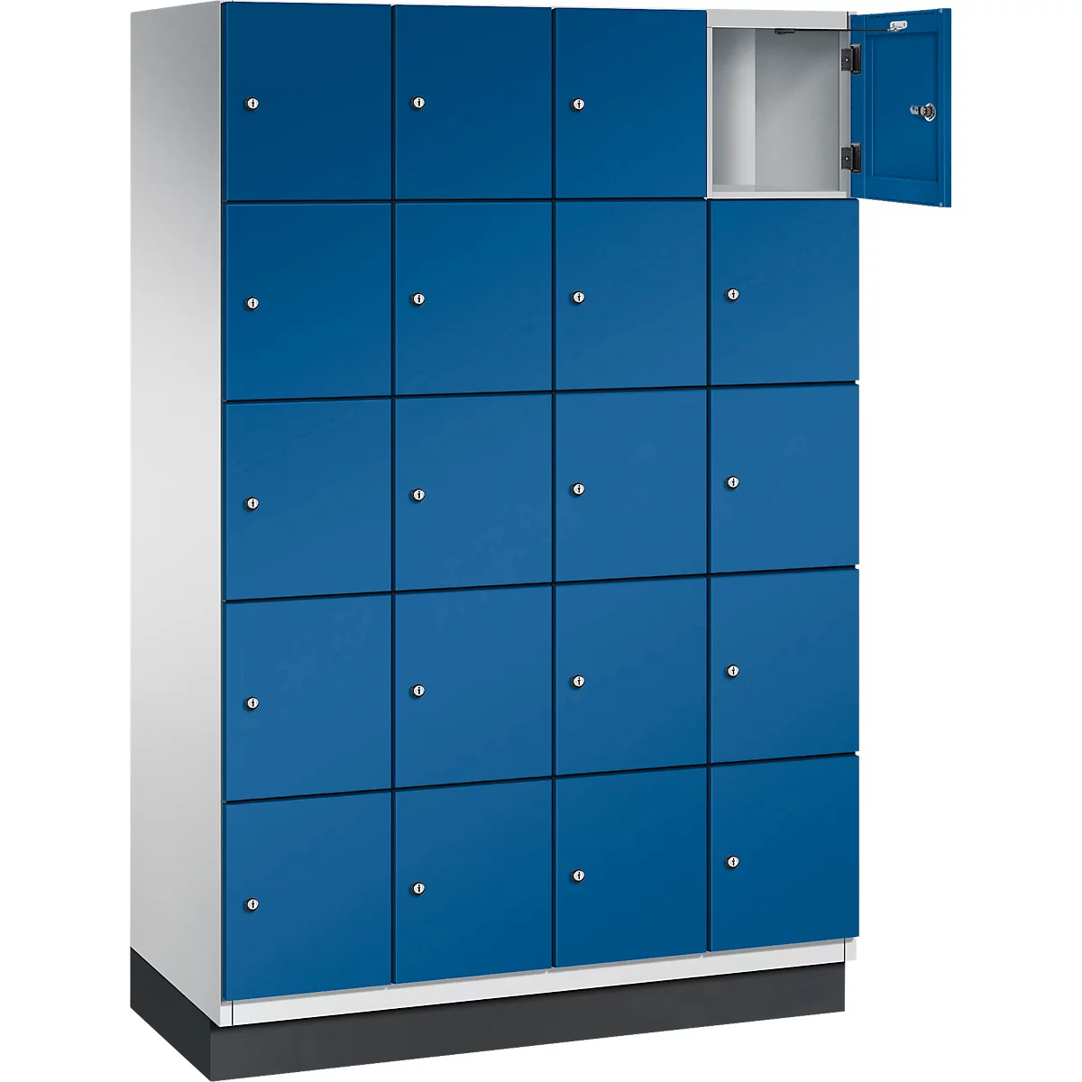 Blaue Spinde mit einem geöffneten Fach. Graue Griffe, weißer Korpus, schwarzer Sockel.