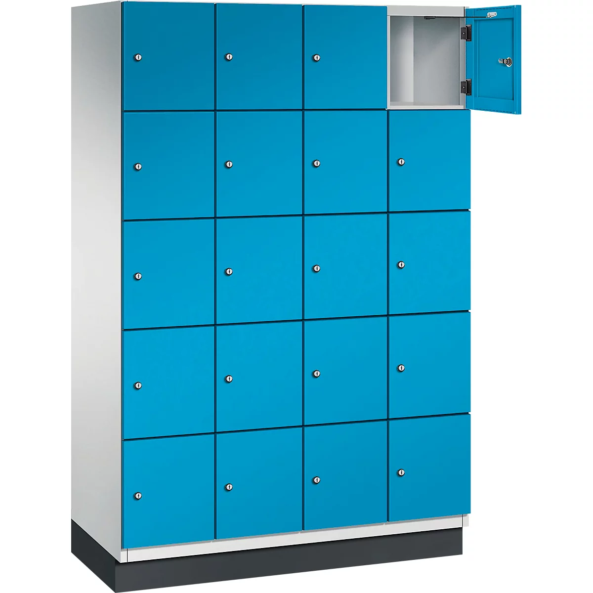 Schrank mit 16 blauen Fächern, ein Fach ist offen. Grauer Sockel.