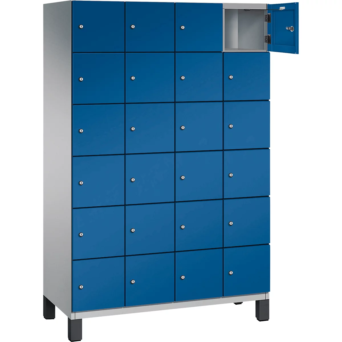 Blauer Schrank mit 20 Fächern, ein Fach offen. Silberne Griffe und graue Seiten. Auf schwarzen Füßen.