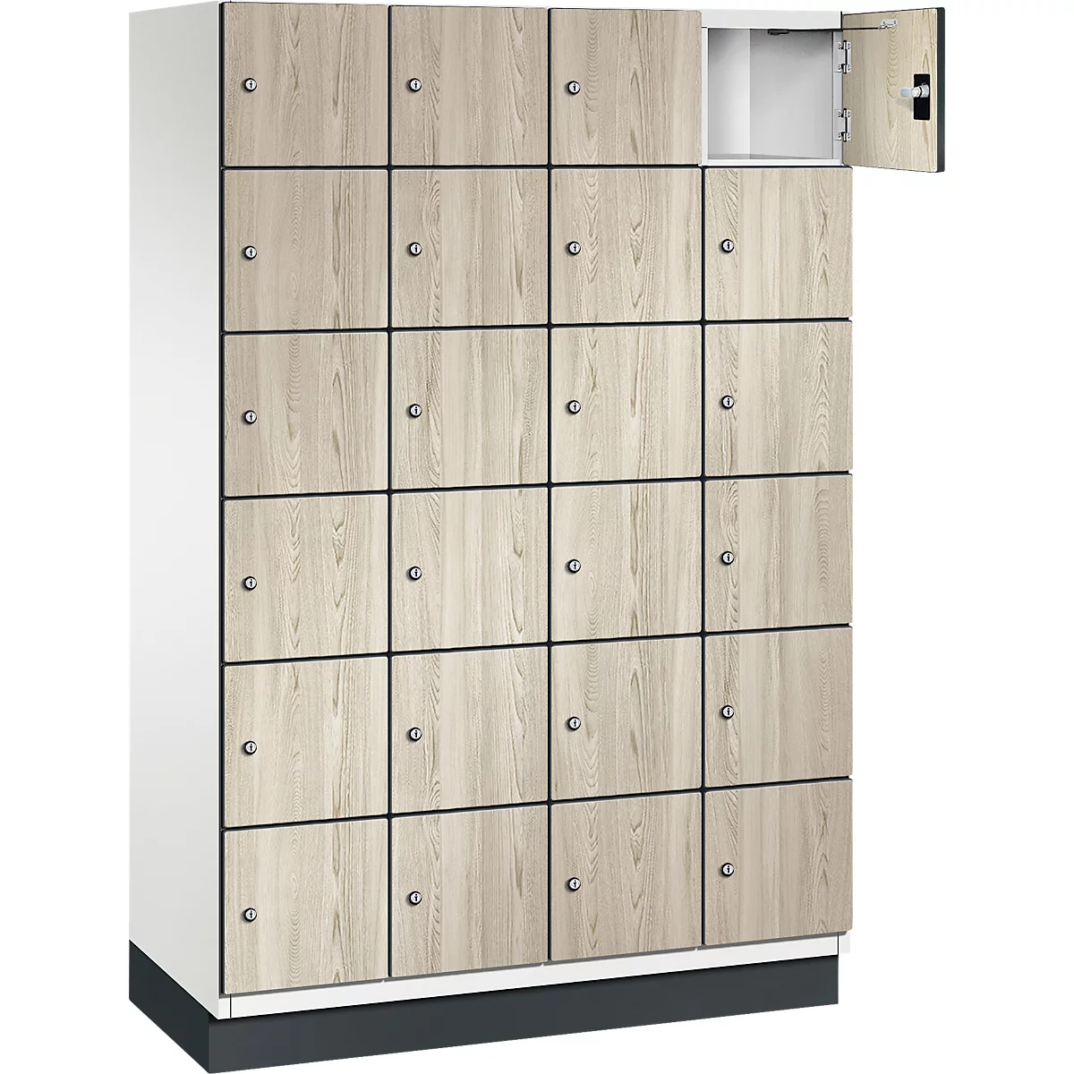 Ein Spindschrank mit mehreren Fächern. Ein Fach ist geöffnet.