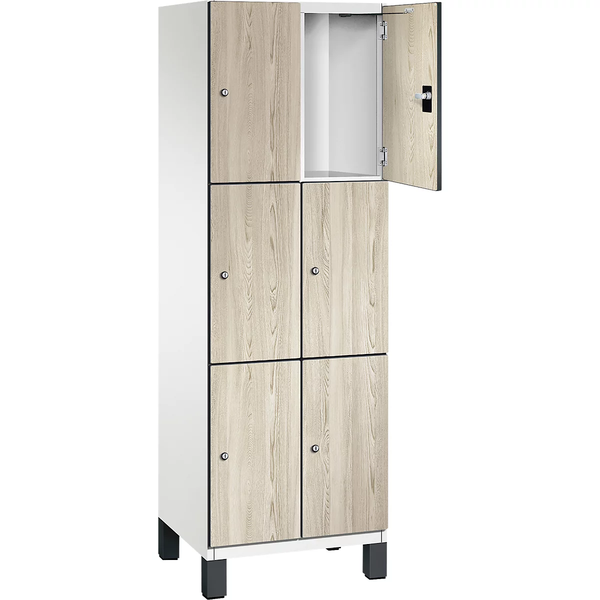 Weißer Schrank mit Holztüren. Eine Tür ist geöffnet.